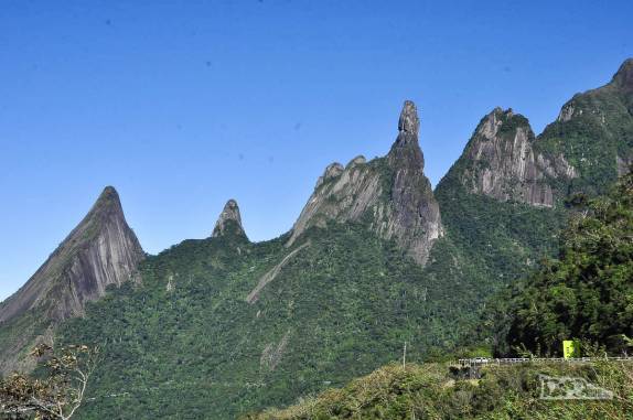 Na região de Teresópolis, o Dedo de Deus, formação rochosa mais conhecida da Serra dos Órgãos, no Rio de Janeiro